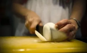 Chop the garlic, and cut the onion into thin rings.