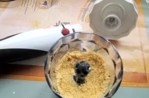 Crush the cookies with a blender until they become small crumbs.