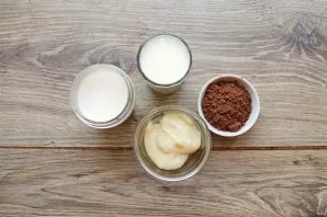 Prepare all the necessary ingredients for making cocoa with condensed milk.