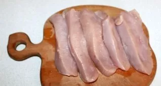 Cut the turkey fillet transversely into portions.