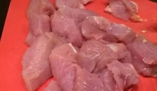 Wash the turkey fillet, dry and cut into medium-sized pieces.