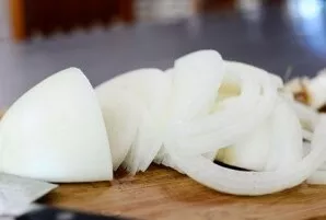 Cut the onion into thin half rings.