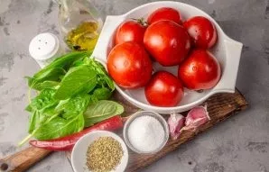 Choose ripe, fleshy tomatoes, wash and dry. Wash and basil.