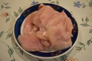 Cut the chicken fillet into pieces.
