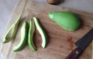 First, put a small pan with oil on the stove, let it heat up. Peel the avocado and cut it in half, remove the dice. Cut the avocado halve...