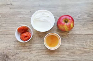 Prepare all the necessary ingredients. Pour boiling water over dried apricots, leave for 5-10 minutes, drain the broth and drain.