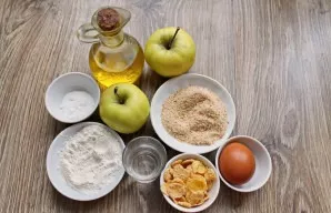 Prepare all the ingredients you need to bake the apples.