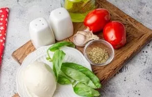 Prepare all the necessary ingredients. Choose tomatoes fleshy, not too soft to keep their shape during frying.