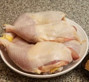 Prepare your ingredients. Rinse the chicken quarters under running water, dry with a paper towel.