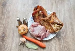 Prepare all the ingredients needed to make the pork ear roll. Peel and wash the vegetables. If necessary, put your ears on fire. Wash the...