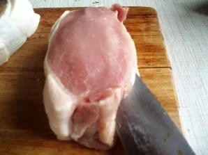 Pieces of pork should be washed and dried. Make an incision with a sharp knife.