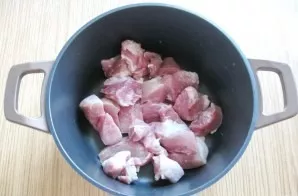 Wash the pork, dry it and cut it into small pieces. Put in a saucepan with a thick bottom.
