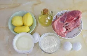 Prepare the necessary ingredients. Pre-peel the potatoes and wash them to remove dirt.