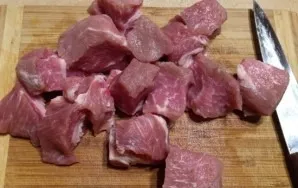 Wash the meat and cut into pieces (about 3.5 cm).