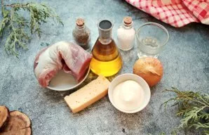 Prepare all the necessary ingredients. Rinse and dry the meat.