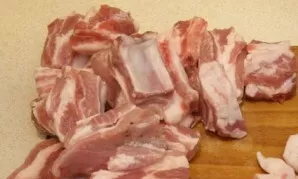 Cut the pork ribs, wash them and, if necessary, chop them.