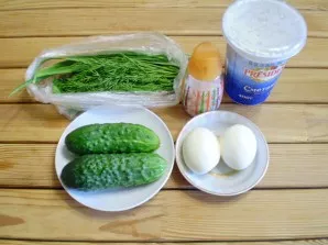 Boil the eggs. Wash cucumbers thoroughly.