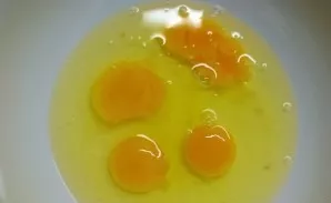 Break the eggs into a comfortable deep bowl. We set aside one yolk.