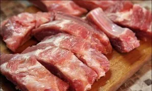 Rinse the pork ribs well with cold water. Let it dry a little, then cut into portions.