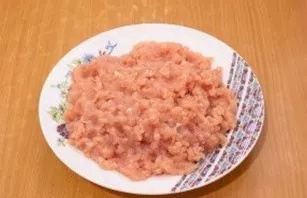 First you need to make minced meat. Wash the meat (pork + beef or chicken), dry, cut into small pieces and pass through a meat grinder.
