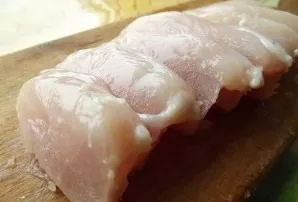 Cut the chicken fillet into portions about 2 centimeters thick.
