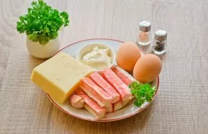 Prepare all the ingredients. Pre-boil chicken eggs for 10 minutes in boiling water.