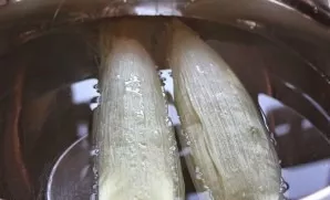 Soak the corn cobs in cold water for 15 minutes. This is done so that the corn is better baked on the grill and does not burn.
