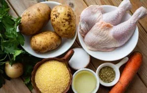 Prepare all the ingredients. Rinse the chicken thighs under running water. Peel and wash the potatoes, onions and carrots.