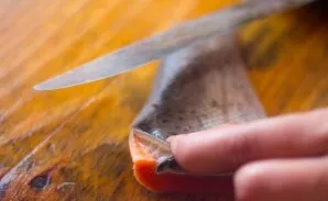 Wash and wipe the salmon.