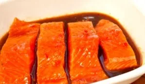 Take the salmon fillet, rinse and dry. Rub with salt and pepper. Put the fish in a bowl. Pour in a little soy sauce and squeeze in a litt...
