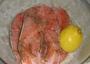 Wash the salmon. Salt and pepper the fillet, add spices and pour over lemon juice. Leave the fish to marinate for half an hour.