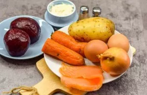 Prepare the ingredients. Pre-bake beets, potatoes and carrots in the oven, foil or cook until tender. Cool the vegetables and peel them. ...