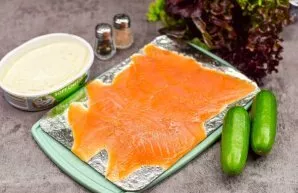 Prepare all the ingredients. You can buy fish already cut into thin slices, so it will be easier to form identical rolls.