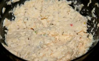 For the first filling: mix chopped garlic with grated cheese and mayonnaise.