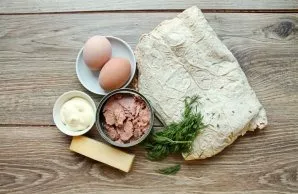 Boil the eggs and cool them in advance, wash and dry the greens, drain the liquid from the canned tuna.