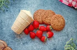 Prepare all the necessary ingredients. Sort the strawberries, rinse and dry. It is better to remove the ice cream immediately before addi...