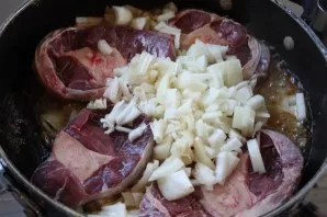 Prepare the ingredients for the soup. Peel and chop the onion and carrots. Wash and chop the greens. We will cut potatoes and sausages la...