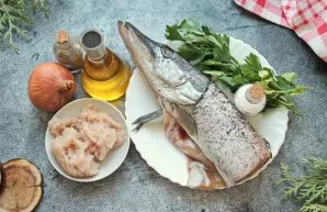 Prepare all the necessary ingredients. Clean the fish and wash it. Soak the wooden skewers in cold water for 30 minutes.