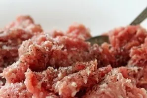 Mix the minced meat together with the minced onion. Add half a teaspoon of salt, a pinch of pepper and stir.