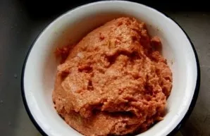 First, put the minced meat in a container. Beat an egg (one) into it. Wash the carrots, peel them, grate them and add them to the minced ...