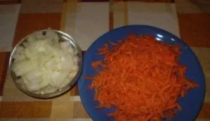 Peel and wash carrots and onions. Cut the onion into small cubes, grate the carrots on a medium or fine grater.