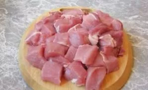 Wash the meat, dry and cut into pieces.