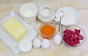 Prepare all the ingredients. Pay attention to the quality of honey, it must be natural. Pre-sift the flour through a sieve.
