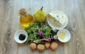 Prepare all the ingredients you need to make the blue cheese and pear salad. Wash the greens and dry them with a paper towel.