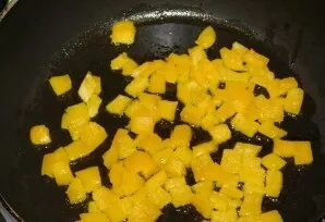 Chop the bell pepper and fry for 5 minutes until tender.