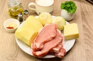 Prepare all the necessary ingredients. Also turn on the oven to heat up, set the temperature to 180 degrees.