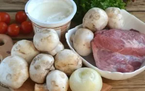 Prepare all the ingredients, wipe the mushrooms and onions, defrost the meat as needed.