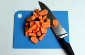 Wash young carrots with a brush, dry and cut into 2-3 transverse parts. If too thick parts, cut the tops lengthwise in half.