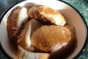 Soak the pieces of bread in milk.