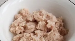 Rinse the fillet, dry and chop it into mince.